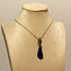 Amuleto artesanal de lapislázuli: elegancia y claridad