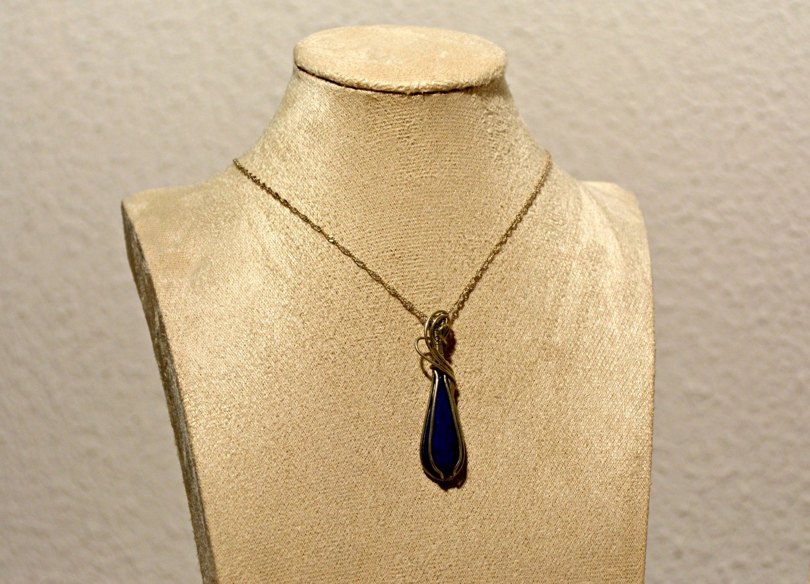 Amuleto artesanal de lapislázuli: elegancia y claridad Amuleto artesanal de lapislázuli: elegancia y claridad