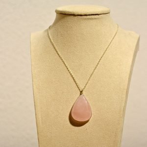 Colgante de cuarzo rosa en plata de ley: belleza y sanación