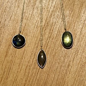 Colgante de labradorita en plata: magia y protección