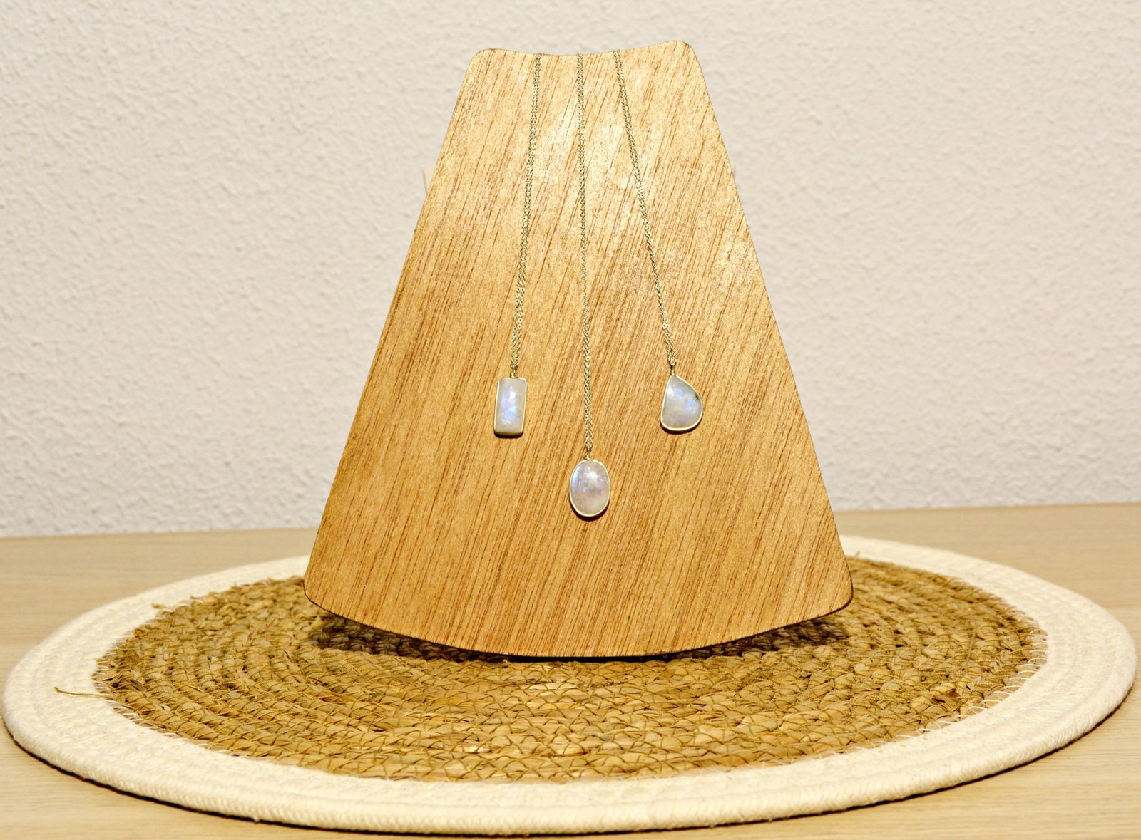 Amuleto de piedra luna en plata de ley: intuición y armonía Amuleto de piedra luna en plata de ley: intuición y armonía - Imagen 2