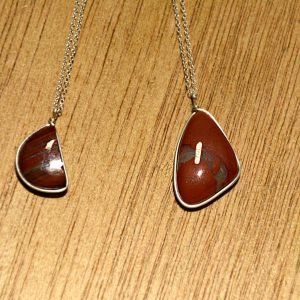 Colgante de jaspe rojo en plata: energía y protección