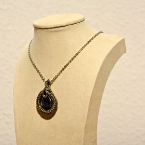 Colgante de luz iridiscente: Labradorita azul en alpaca