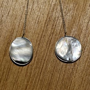 Colgante de nácar en plata: paz y pureza