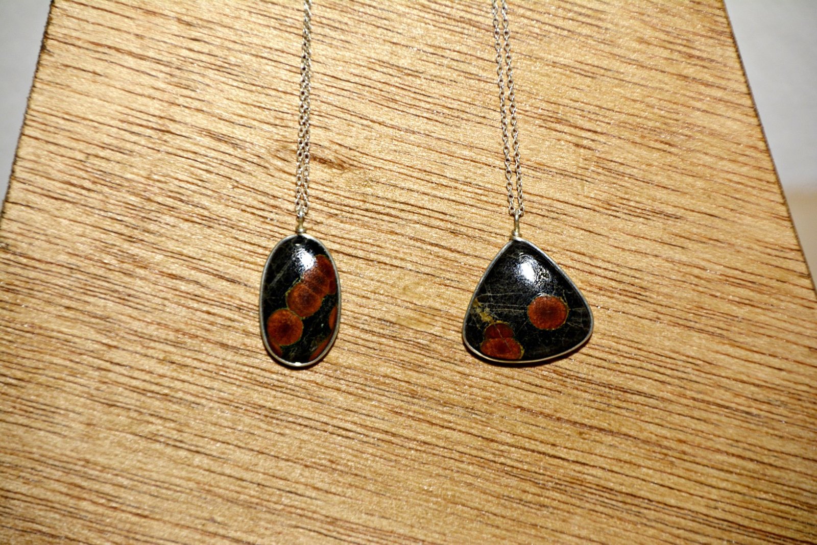 Colgante de obsidiana cacahuete en plata: equilibrio y conexión terrenal Colgante de obsidiana cacahuete en plata: equilibrio y conexión terrenal