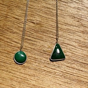 Colgante de malaquita en plata: protección y transformación