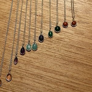 Inicio Colgantes minimalistas de plata con piedras naturales: elegancia y significado
